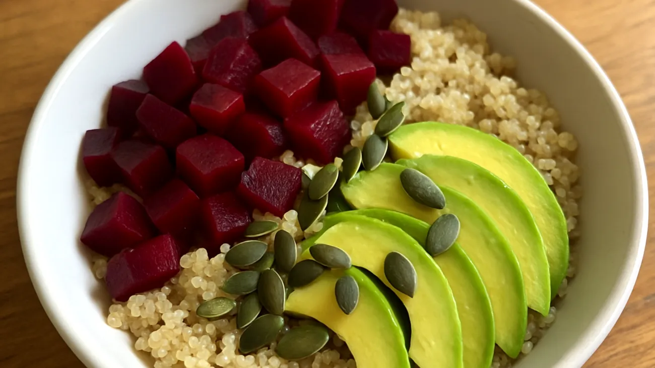 Insalata di quinoa con barbabietola rossa, semi di zucca e avocado"