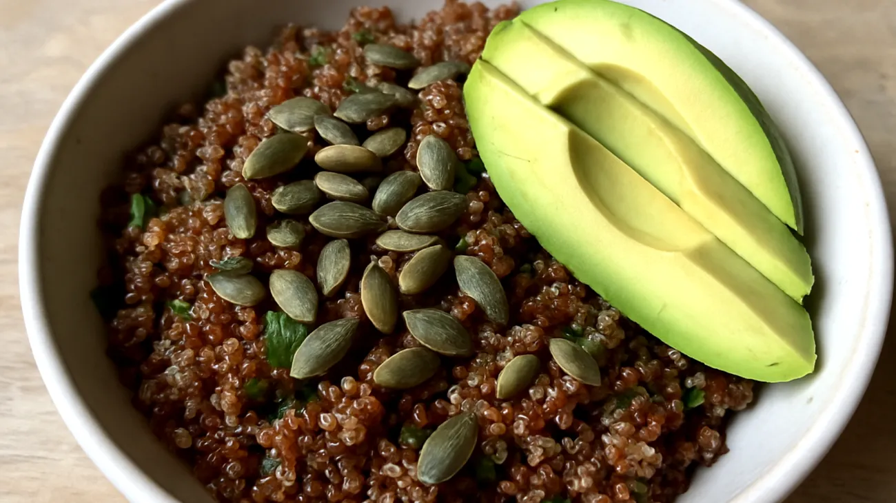 Insalata di quinoa rossa con semi di zucca e avocado"