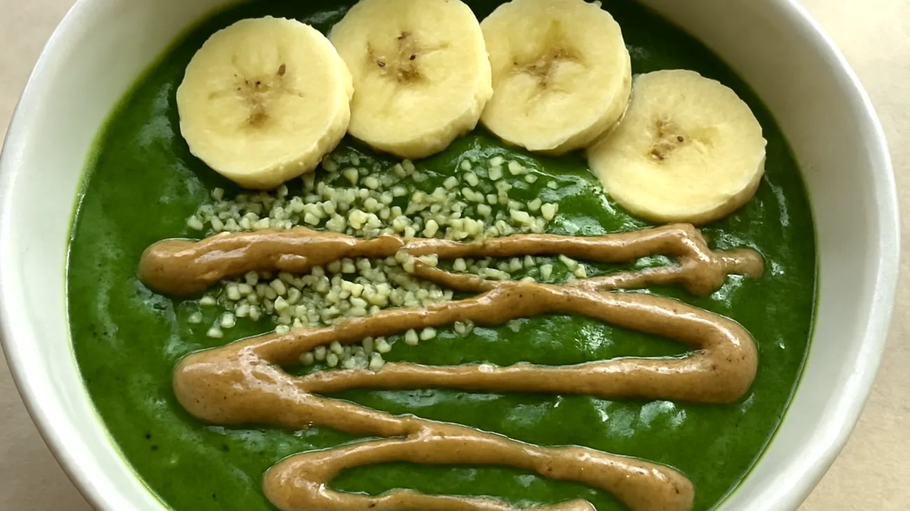 Smoothie bowl con spirulina, banana, semi di canapa e burro di mandorle"