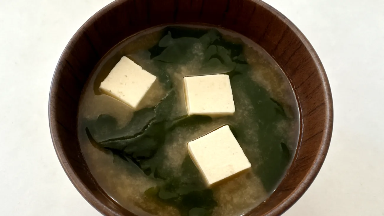 Zuppa di miso con alghe wakame e tofu"